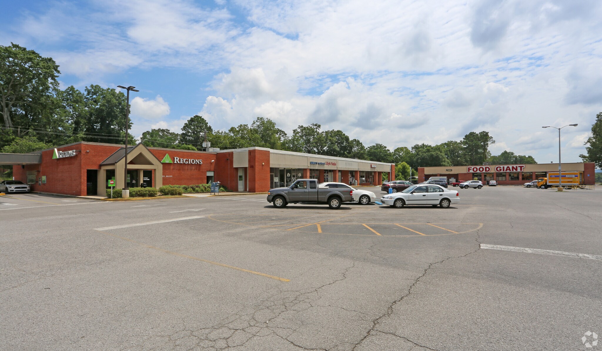 109-143 Hueytown Plz, Bessemer, AL for sale Primary Photo- Image 1 of 7