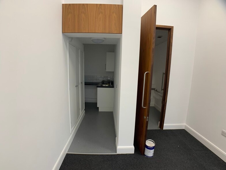 29-35 High St, Crawley for lease - Interior Photo - Image 3 of 7