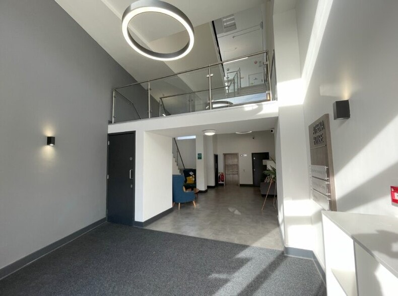 London Rd, Morden for lease - Interior Photo - Image 3 of 8