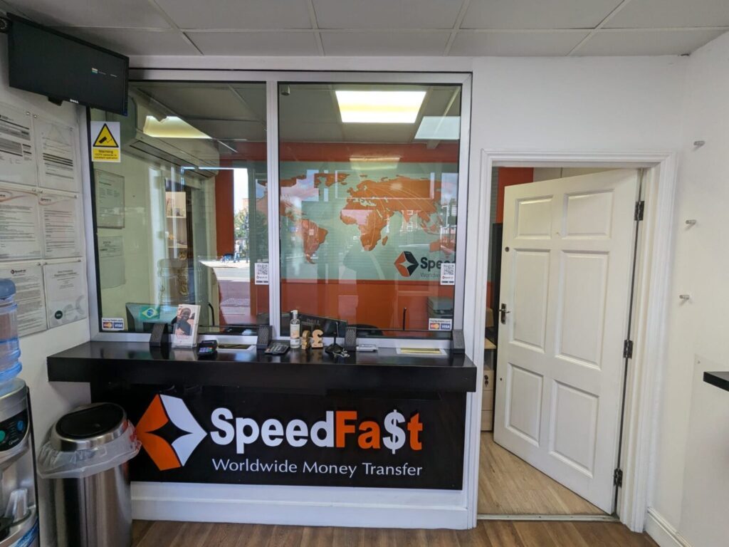 242 High St, Londres à louer Photo intérieure- Image 1 de 6