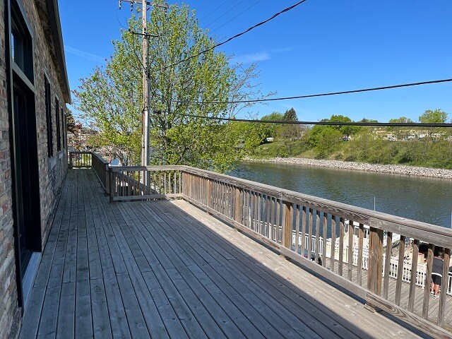 308 River St, Manistee, MI à louer - Photo du bâtiment - Image 2 de 38