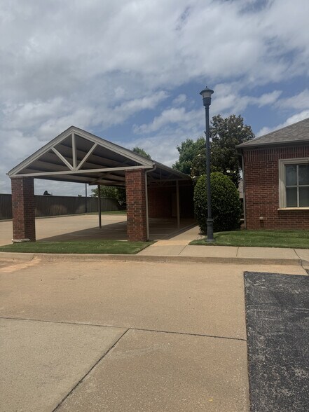 7005 N Robinson Ave, Oklahoma City, OK à louer - Photo du bâtiment - Image 3 de 14