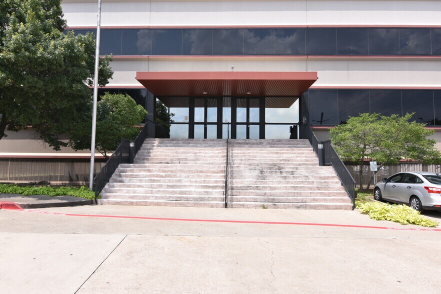 2701 Brown Trl, Bedford, TX à louer - Photo du bâtiment - Image 1 de 8