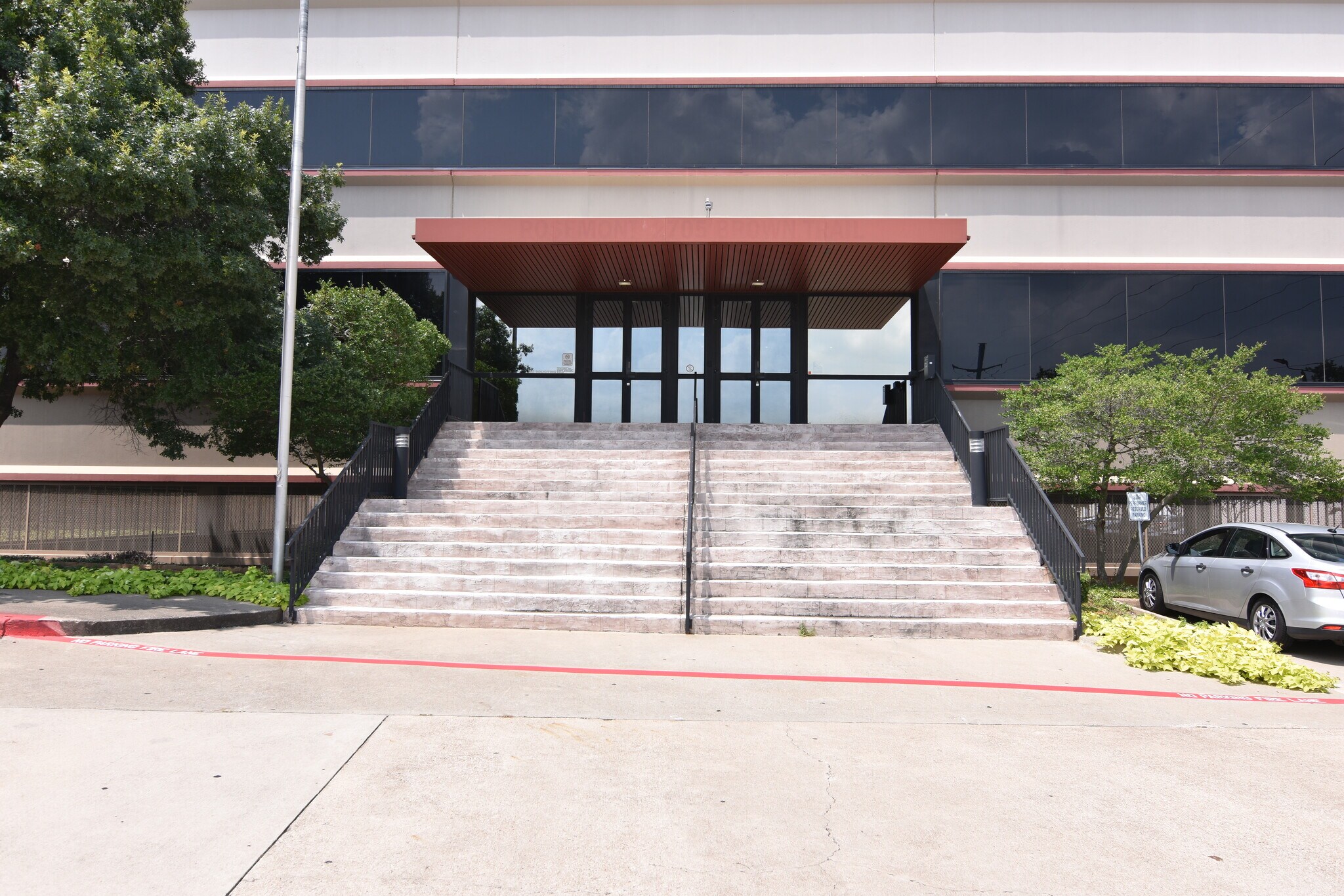 2701 Brown Trl, Bedford, TX à louer Photo du bâtiment- Image 1 de 9