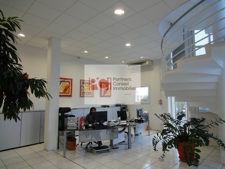Flex in Lunel for lease - Interior Photo - Image 2 of 3