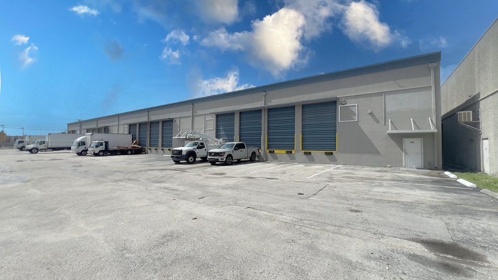 10049 NW 89th Ave, Medley, FL à louer - Photo du bâtiment - Image 2 de 4