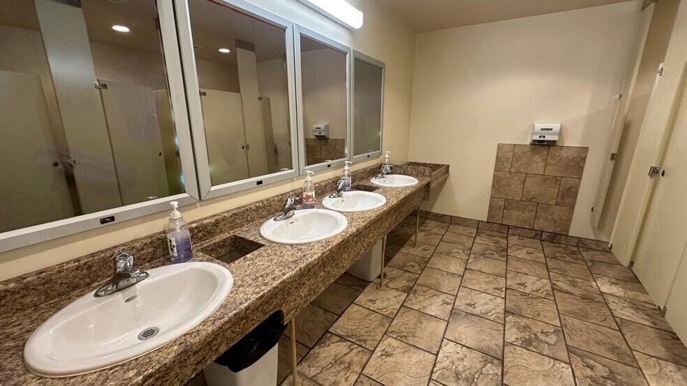 1381 Dinosaur trail, Drumheller, AB à vendre - Photo du bâtiment - Image 2 de 19