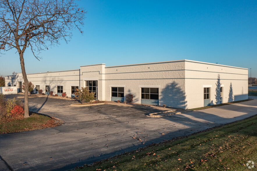 440 W Bell Ct, Oak Creek, WI for lease - Building Photo - Image 2 of 5