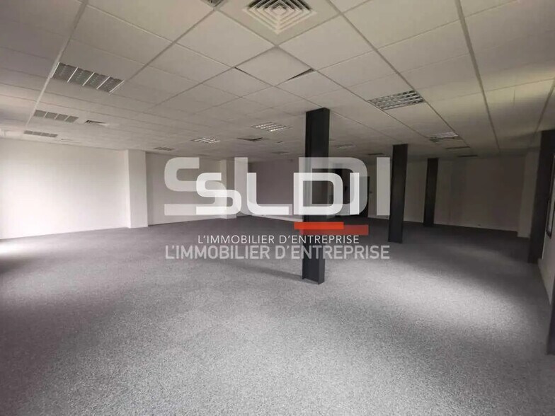 Office in Vaulx-Milieu for lease - Building Photo - Image 3 of 7