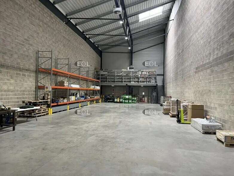 Flex in Cormeilles-en-Parisis for lease - Interior Photo - Image 2 of 6