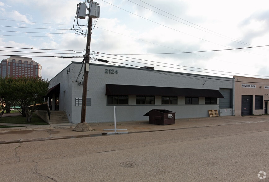 2124 Farrington St, Dallas, TX for lease - Primary Photo - Image 1 of 4
