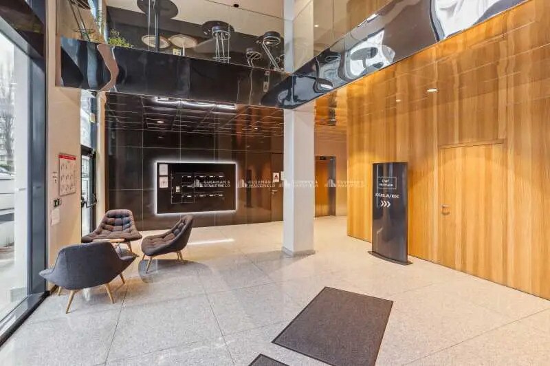 Office in Villeurbanne for lease - Building Photo - Image 3 of 14