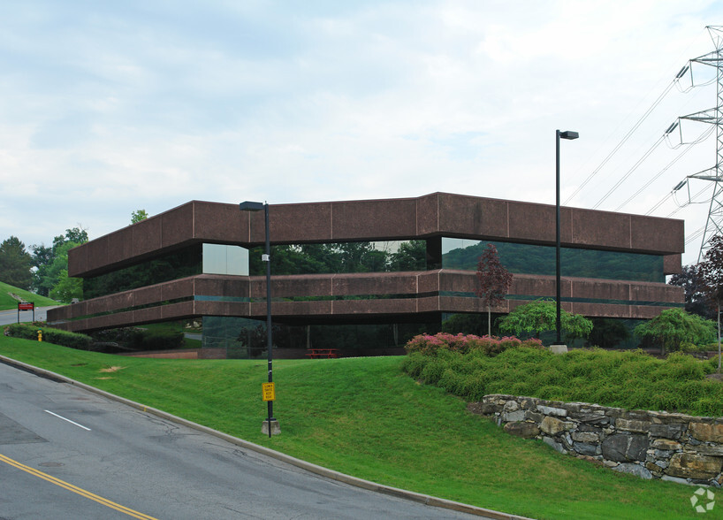 2 Skyline Dr, Hawthorne, NY for lease - Building Photo - Image 1 of 4