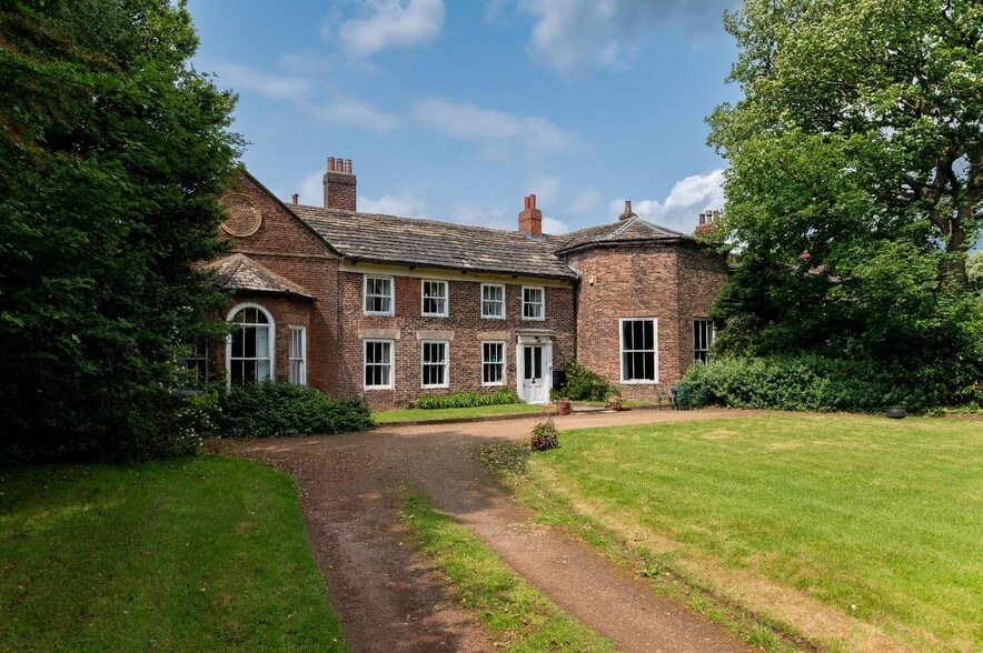 Wakefield Road, Leeds for sale - Primary Photo - Image 1 of 23