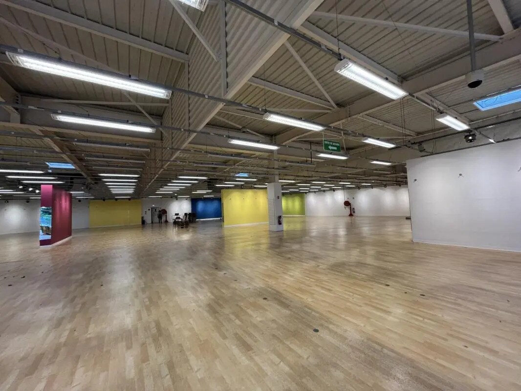 Retail in MAUREPAS for lease Interior Photo- Image 1 of 6