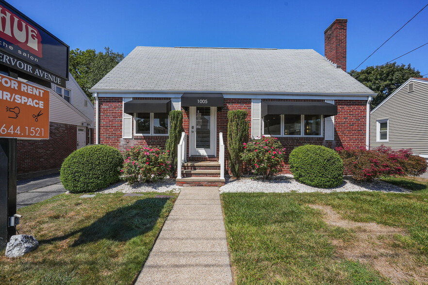 1005 Reservoir Ave, Cranston, RI à vendre - Photo du bâtiment - Image 1 de 31