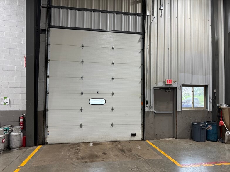 919 Trakk Ln, Woodstock, IL for lease - Building Photo - Image 2 of 14