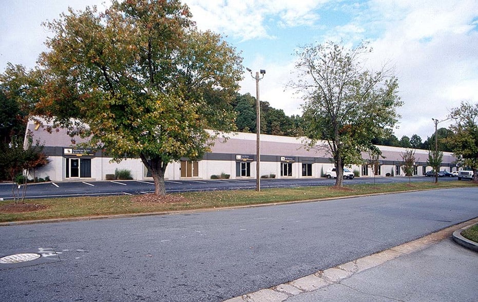 3848-3874 Oakcliff Industrial Ct, Doraville, GA for lease - Building Photo - Image 2 of 8