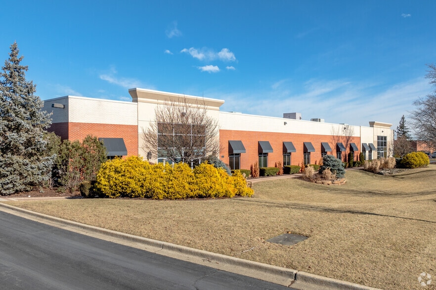 145 Tower Dr, Burr Ridge, IL for sale - Primary Photo - Image 1 of 27
