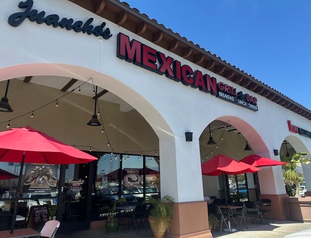 2440 W Arrow Rt, Upland, CA à louer - Photo du bâtiment - Image 2 de 29