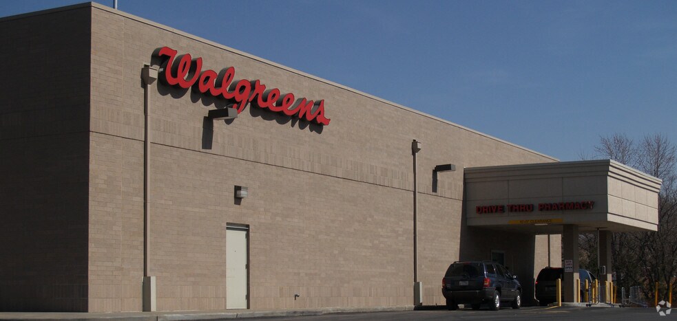 3915 S Noland Rd, Independence, MO à vendre - Photo du bâtiment - Image 2 de 6