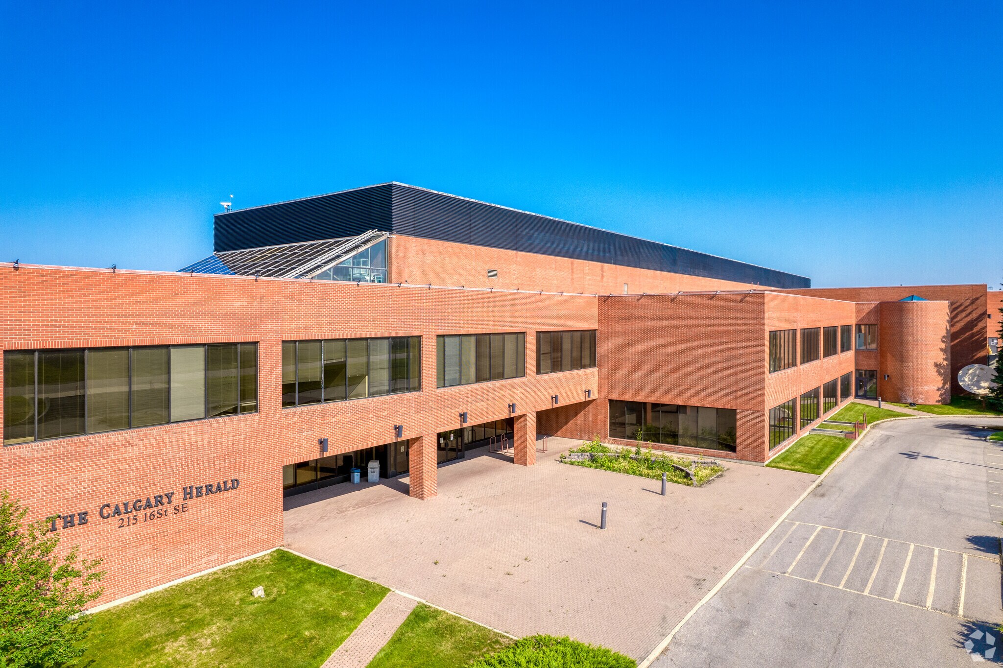 215 16th St SE, Calgary, AB for sale Primary Photo- Image 1 of 1