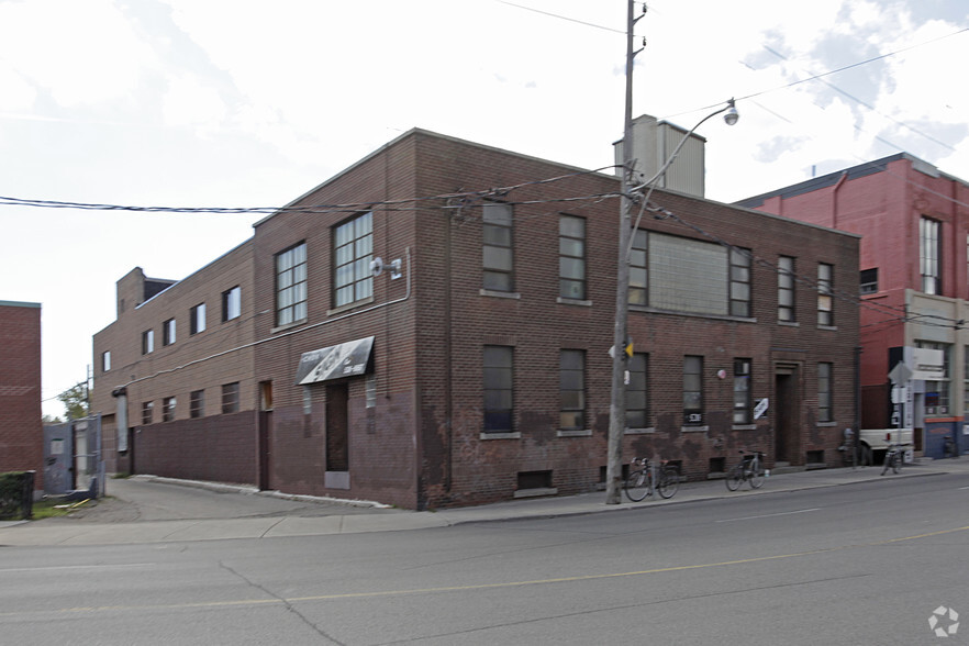 915 Dupont St, Toronto, ON for lease - Building Photo - Image 2 of 4