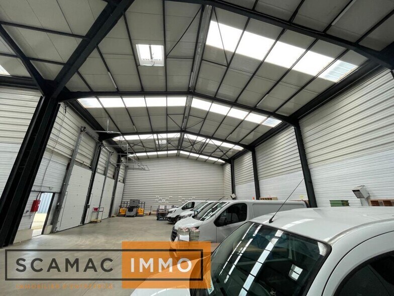 Industrial in Combs-la-Ville for lease - Interior Photo - Image 3 of 9