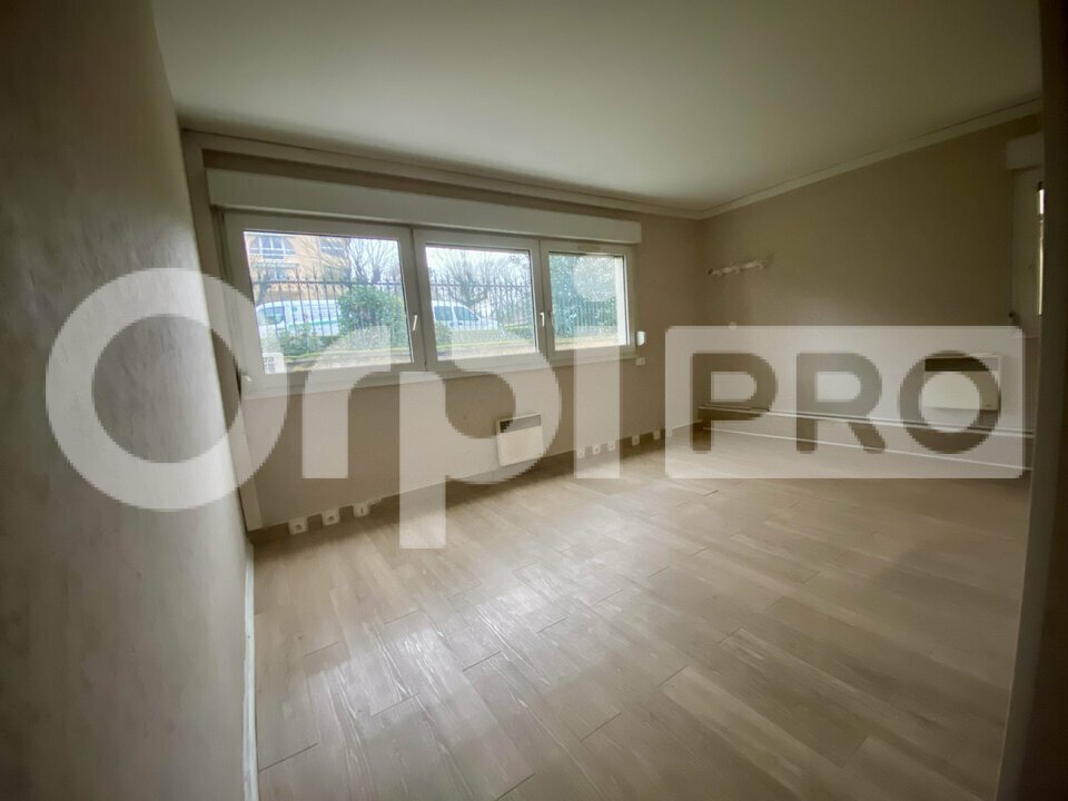 Office in Neuville-sur-Saône for lease Interior Photo- Image 1 of 5