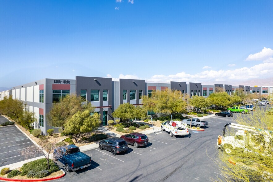 6264-6292 E Tropical Pky, Las Vegas, NV à louer - Photo principale - Image 1 de 4