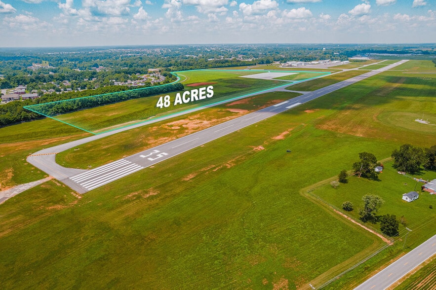 200 Outlaw Field Rd, Clarksville, TN à louer - Photo du bâtiment - Image 2 de 12