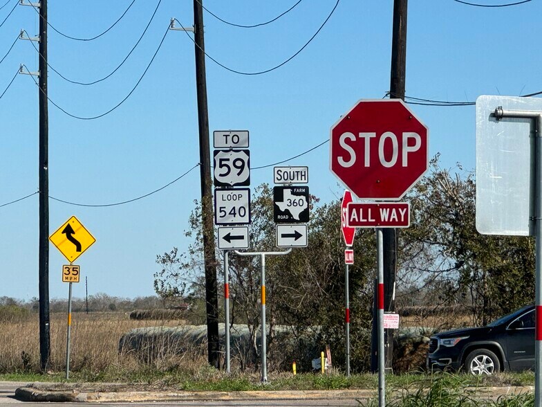 FM 360 Road, Beasley, TX à vendre - Photo du bâtiment - Image 3 de 9
