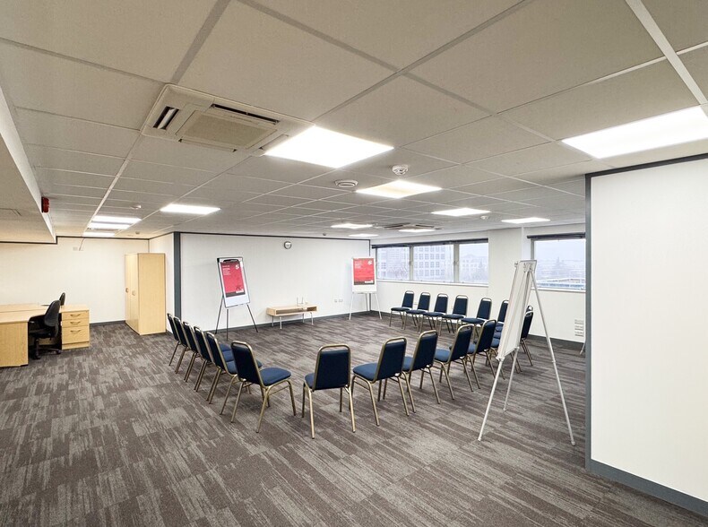 399 Silbury Blvd, Milton Keynes à louer - Photo du bâtiment - Image 2 de 7