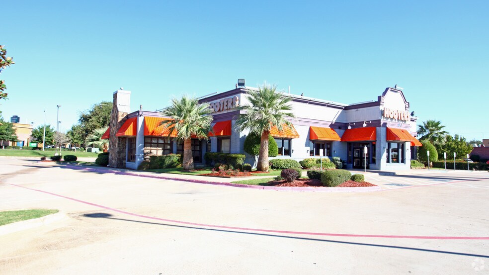 1711 Crossroads Dr, Grapevine, TX for lease - Building Photo - Image 2 of 8