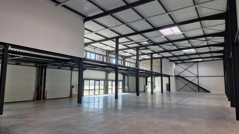 Flex dans Saint-Laurent-de-Mure à louer - Photo du bâtiment - Image 2 de 7