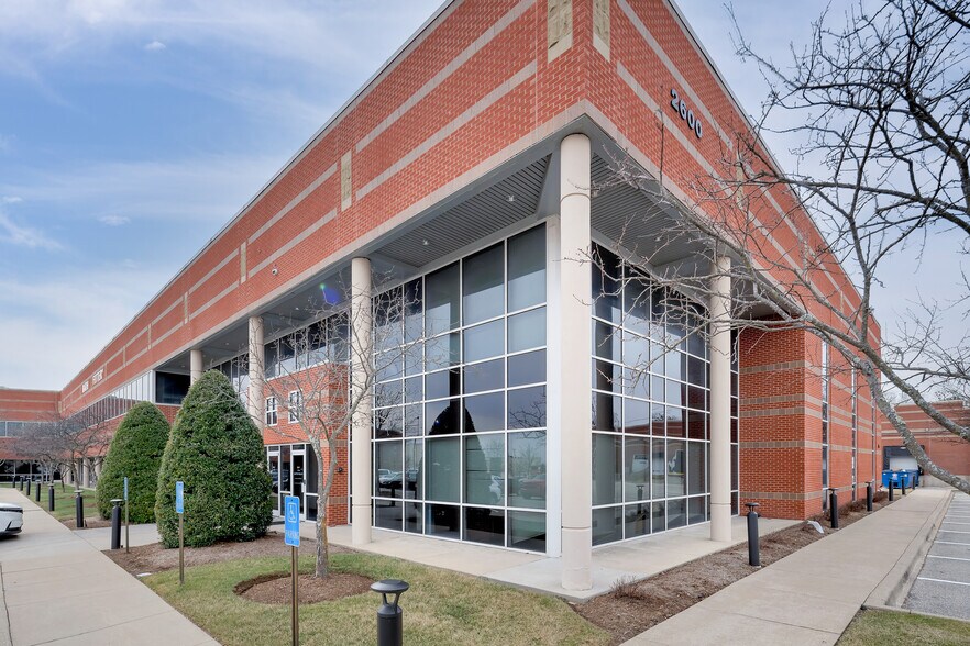 2600 Stanley Gault Pky, Louisville, KY à louer - Photo du bâtiment - Image 2 de 36