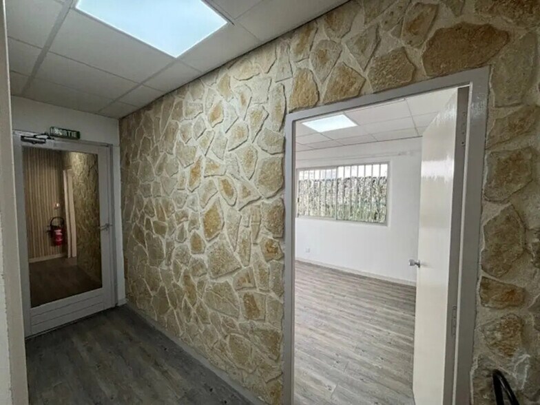 Retail in Les Pennes-Mirabeau for lease - Building Photo - Image 3 of 4