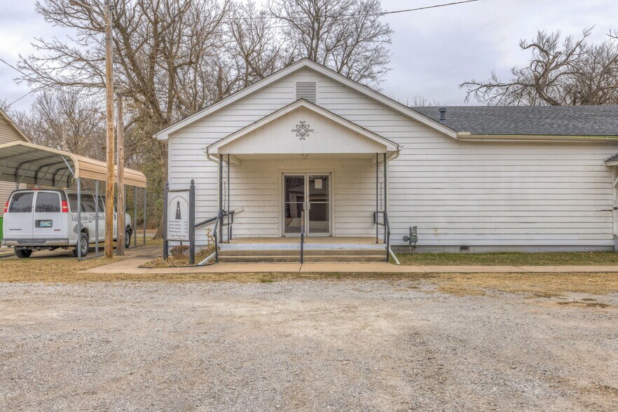 215 S Bixby St, Coweta, OK à vendre - Photo du bâtiment - Image 3 de 41