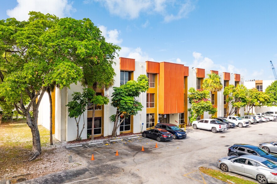 540 NW 165th St, Miami, FL à louer - Photo du bâtiment - Image 1 de 11