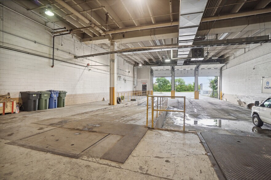 5600-5602 Av Pierre-de Coubertin, Montréal, QC for lease - Building Photo - Image 3 of 8