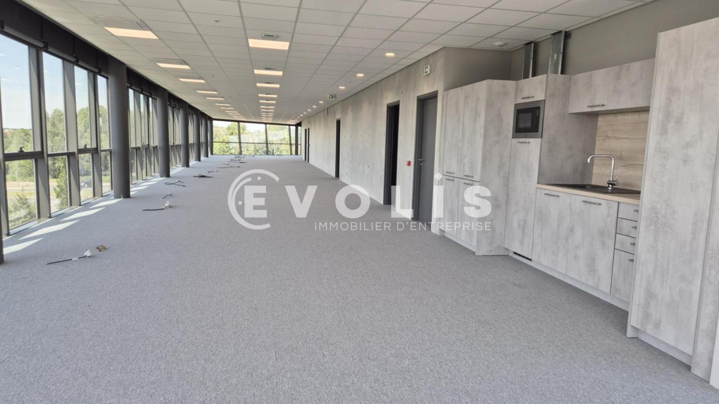 Office in Chanteloup-en-Brie for lease Interior Photo- Image 1 of 10