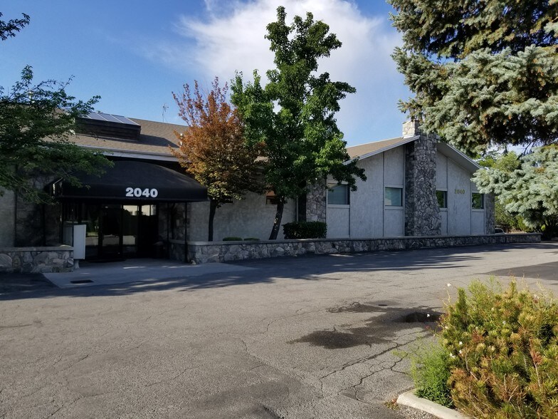 2040 E Murray Holladay Rd, Salt Lake City, UT à louer - Photo du bâtiment - Image 3 de 9