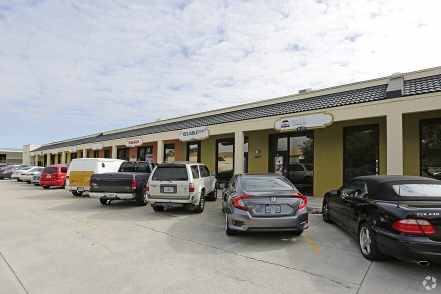 6111-6121 Clark Center Ave, Sarasota, FL for lease - Building Photo - Image 3 of 30
