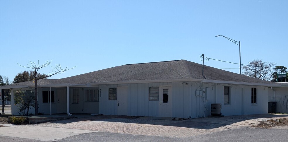 4800 Manatee Ave, Bradenton, FL à louer - Photo du bâtiment - Image 3 de 3