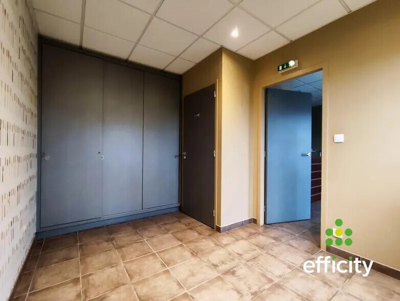 Flex in La Chapelle-Thouarault for lease - Interior Photo - Image 2 of 8