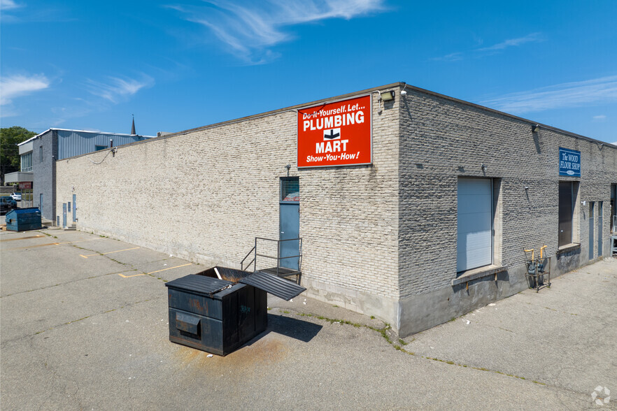 700 Dundas St E, Mississauga, ON for lease - Building Photo - Image 3 of 5