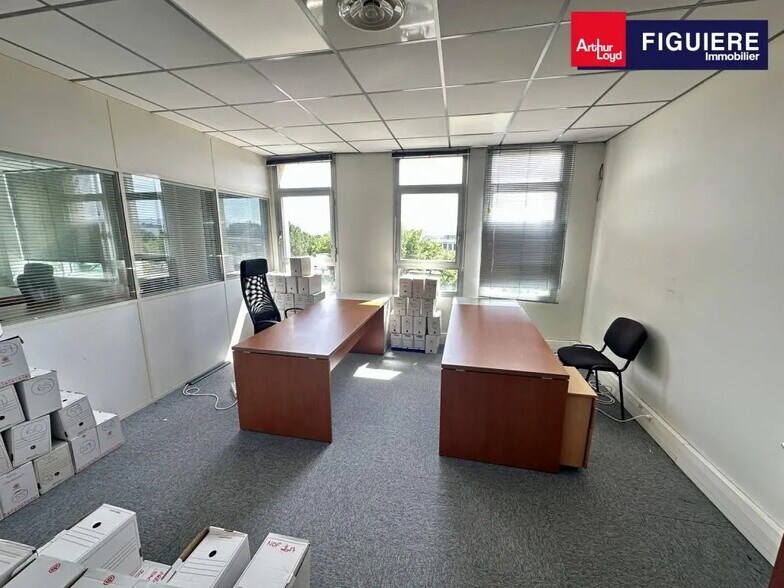 1090 Rue René Descartes, Aix-en-Provence for sale - Interior Photo - Image 3 of 18