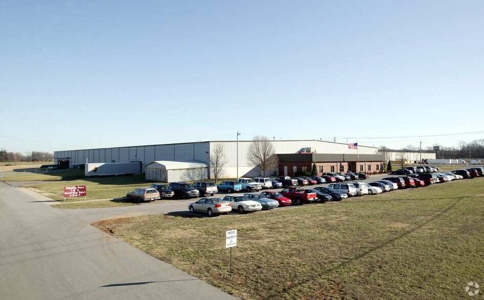 975 International Blvd, Clarksville, TN for sale - Primary Photo - Image 1 of 1