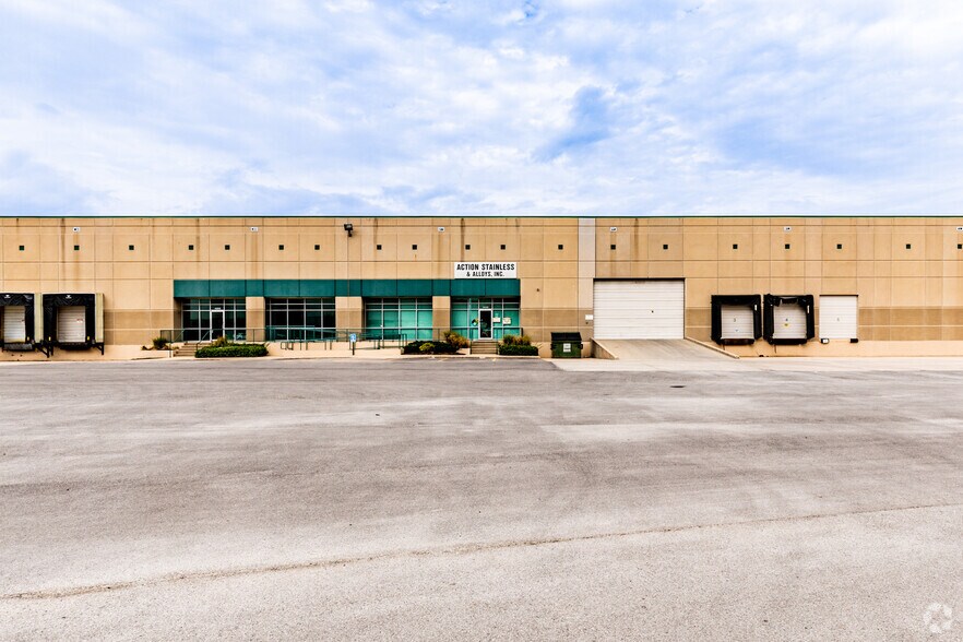 400-460 NW Parkway Dr, Riverside, MO for lease - Building Photo - Image 1 of 5