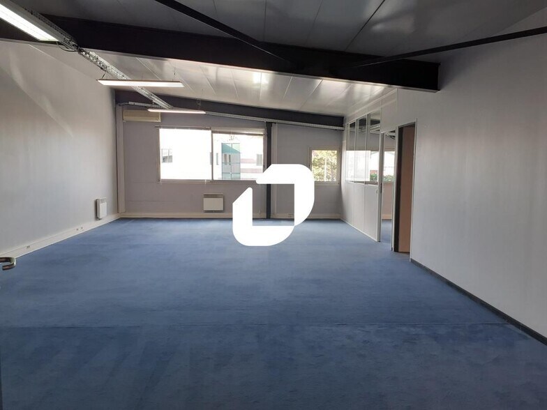 7 Rue De La Distillerie, Villeneuve-d'Ascq for lease - Interior Photo - Image 2 of 7